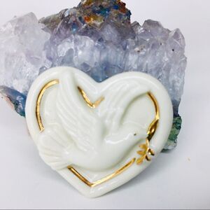 Lenox Vintage Signed Heart Dove Bird Gold Peace Pin Brooch Gold ivory 4007